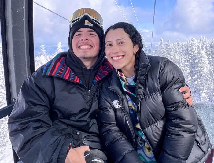 24岁的奥利维亚·维珍和24岁的德里克·奥康纳在南太浩湖的天堂滑雪胜地享受缆车之旅